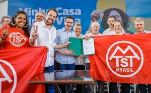 Lula, Fernando Haddad, Guilherme Boulos e membros do governo participam da assinatura de obras de moradia popular em SP