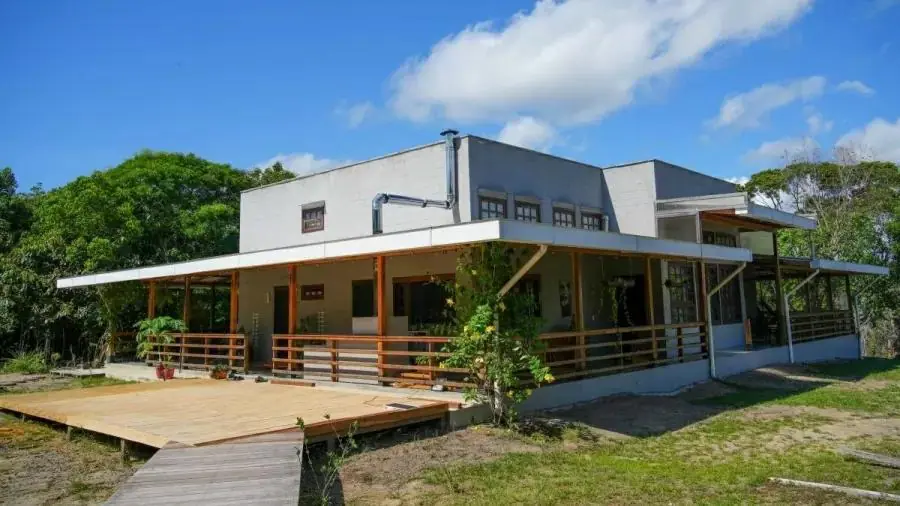 Casa onde mora o casal que gere a ONG GTN Brasil, na RDS Rio Negro (AM)