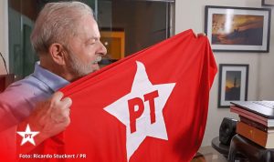 Presidente Luiz Inácio Lula da Silva segurando a bandeira do PT