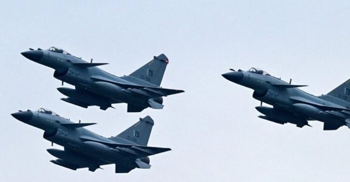 Caças J-10C, de fabricação chinesa: Irã negocia compra de aeronaves com padrão europeu | Foto: Reprodução/Twitter/X