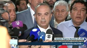 Líder da oposição no Senado, Rogério Marinho concede entrevista depois de deixar a ocupação do plenário da Casa