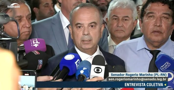 Líder da oposição no Senado, Rogério Marinho concede entrevista depois de deixar a ocupação do plenário da Casa