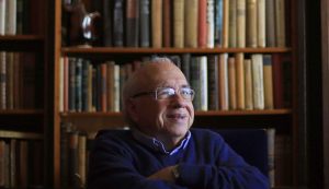 O escritor Luis Fernando Verissimo, fotografado na biblioteca de sua residência, em Porto Alegre – 1º/10/2013 | Foto: Eduardo Nicolau/Estadão Conteúdo