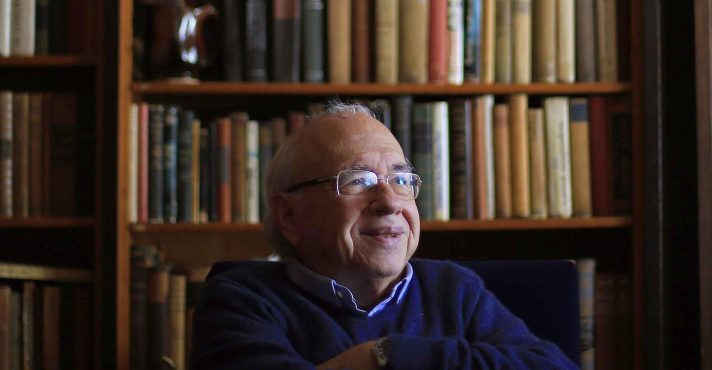 O escritor Luis Fernando Verissimo, fotografado na biblioteca de sua residência, em Porto Alegre – 1º/10/2013 | Foto: Eduardo Nicolau/Estadão Conteúdo