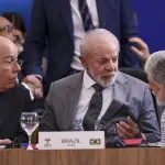 O ministro de Relações Exteriores, Mauro Vieira, o presidente Luiz Inácio Lula da Silva, e o assessor-chefe da Assessoria Especial do Presidente, Celso Amorim | Foto: Marcelo Camargo/Agência Brasil