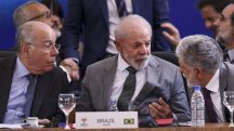 O ministro de Relações Exteriores, Mauro Vieira, o presidente Luiz Inácio Lula da Silva, e o assessor-chefe da Assessoria Especial do Presidente, Celso Amorim | Foto: Marcelo Camargo/Agência Brasil