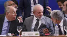 O ministro de Relações Exteriores, Mauro Vieira, o presidente Luiz Inácio Lula da Silva, e o assessor-chefe da Assessoria Especial do Presidente, Celso Amorim | Foto: Marcelo Camargo/Agência Brasil