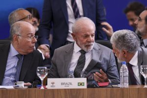 O ministro de Relações Exteriores, Mauro Vieira, o presidente Luiz Inácio Lula da Silva, e o assessor-chefe da Assessoria Especial do Presidente, Celso Amorim | Foto: Marcelo Camargo/Agência Brasil