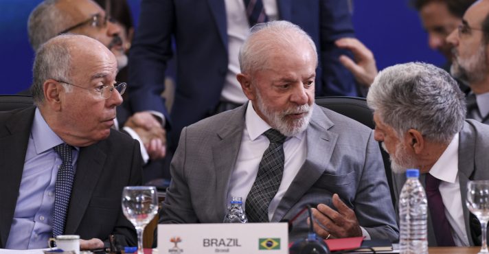 O ministro de Relações Exteriores, Mauro Vieira, o presidente Luiz Inácio Lula da Silva, e o assessor-chefe da Assessoria Especial do Presidente, Celso Amorim | Foto: Marcelo Camargo/Agência Brasil