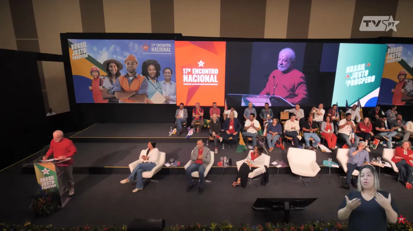 Lula discursa no encerramento do encontro do PT, em Brasília