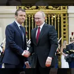 Macron, em 2017, durante recepção a Putin na sua posse no governo francês: desconfia permanente | Foto: Reprodução/Redes sociais