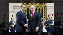 Macron, em 2017, durante recepção a Putin na sua posse no governo francês: desconfia permanente | Foto: Reprodução/Redes sociais