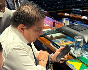 Acorrentado a sua mesa no Senado, Magno Malta observa o celular: cresce a pressão pelo impeachment de Alexandre de Moraes | Foto: Reprodução/Redes sociais