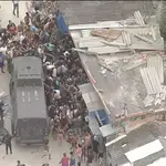 Moradores durante o saque a carga da Friboi; segundo PM, policiais recuaram para evitar risco de tragédia | Foto: Reprodução/TV Globo
