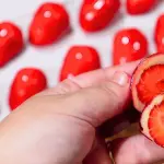 O morango do amor divide opiniões: há quem ache delicioso e quem o considere enjoativo por ser muito doce | Foto: Reprodução/YouTube