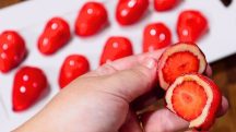 O morango do amor divide opiniões: há quem ache delicioso e quem o considere enjoativo por ser muito doce | Foto: Reprodução/YouTube