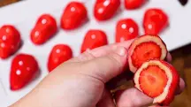 O morango do amor divide opiniões: há quem ache delicioso e quem o considere enjoativo por ser muito doce | Foto: Reprodução/YouTube