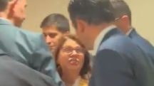 Momento em que a pedagoga Tereza Vale aborda o deputado Hugo Motta em um dos anexos da Câmara | Foto: Reprodução/Twitter/X