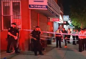 Policiais trabalham no local do tiroteio nos EUA