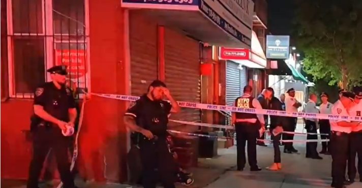 Policiais trabalham no local do tiroteio nos EUA