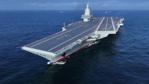 O porta-aviões Fujian, de 316 metros de comprimento: tecnologia similar à dos EUA e da França | Foto: Reprodução/Redes sociais