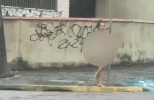 Antes da prisão, a mulher, que não teve o nome identificado, teria sido vista expondo as partes íntimas para motoristas perto da praia na cidade de Itanhaém (SP) | Foto: Reprodução/Redes sociais