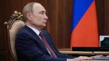 O presidente da Rússia, Vladimir Putin, participa de uma reunião com o governador em exercício da região de Rostov, Yury Slyusar, no Kremlin - 18/8/2025 | Foto: Sputnik/Vyacheslav Prokofyev/Reuters