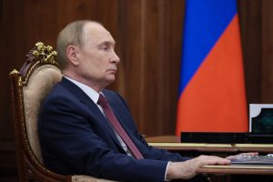 O presidente da Rússia, Vladimir Putin, participa de uma reunião com o governador em exercício da região de Rostov, Yury Slyusar, no Kremlin - 18/8/2025 | Foto: Sputnik/Vyacheslav Prokofyev/Reuters