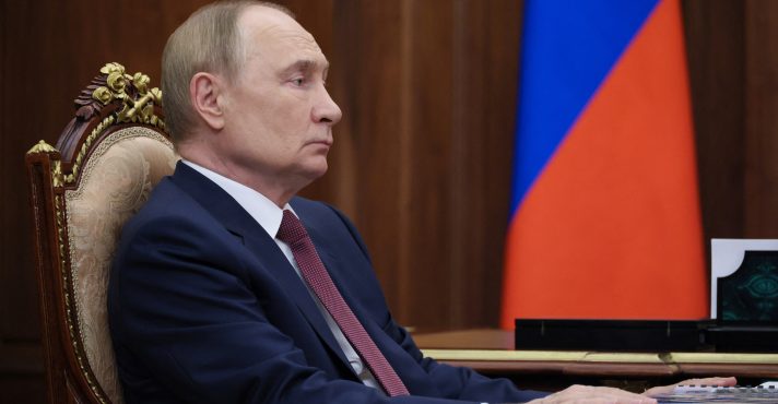 O presidente da Rússia, Vladimir Putin, participa de uma reunião com o governador em exercício da região de Rostov, Yury Slyusar, no Kremlin - 18/8/2025 | Foto: Sputnik/Vyacheslav Prokofyev/Reuters