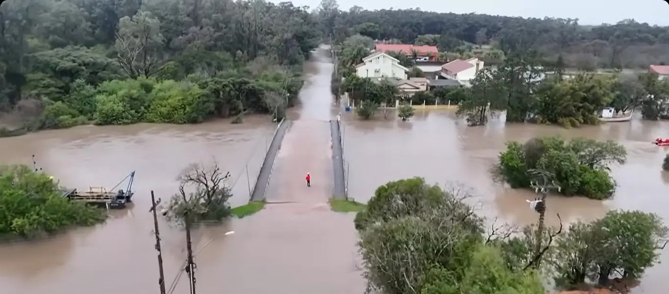 Equipes da Defesa Civil monitoram a situação na região mais afetada, enquanto ações emergenciais seguem em andamento | Foto: Reprodução/SBT