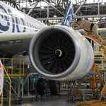 O MC-21 em linha de montagem na fábrica de Moscou: aeronave remodelada já está em fase testes | Foto: Reprodução/Twitter/X