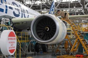 O MC-21 em linha de montagem na fábrica de Moscou: aeronave remodelada já está em fase testes | Foto: Reprodução/Twitter/X
