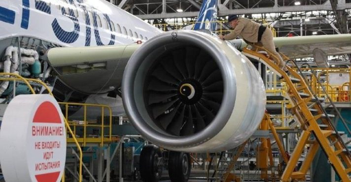O MC-21 em linha de montagem na fábrica de Moscou: aeronave remodelada já está em fase testes | Foto: Reprodução/Twitter/X