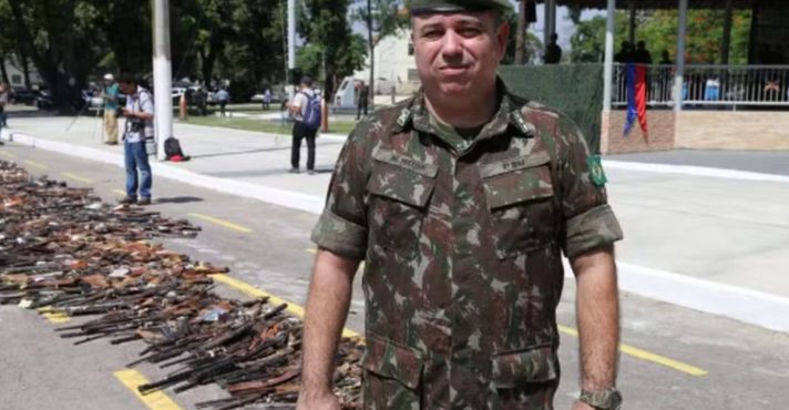 O tenente-coronel do Exército Alexandre Almeida: armas em troca de marcenaria | Foto: Reprodução/Redes sociais