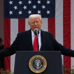 O presidente dos EUA, Donald Trump, comenta as tarifas impostas a outros países no Rose Garden da Casa Branca, em Washington, DC, EUA - 2/4/2025 - Foto: Carlos Barria/Reuters