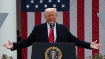 O presidente dos EUA, Donald Trump, comenta as tarifas impostas a outros países no Rose Garden da Casa Branca, em Washington, DC, EUA - 2/4/2025 - Foto: Carlos Barria/Reuters