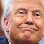 O presidente dos EUA, Donald Trump, observa, no Salão Oval da Casa Branca, em Washington, D.C. - 14/8/2025 | Foto: Kevin Lamarque/Reuters