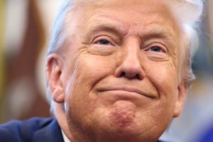 O presidente dos EUA, Donald Trump, observa, no Salão Oval da Casa Branca, em Washington, D.C. - 14/8/2025 | Foto: Kevin Lamarque/Reuters