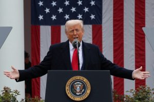 O presidente dos EUA, Donald Trump, comenta as tarifas impostas a outros países no Rose Garden da Casa Branca, em Washington, DC, EUA - 2/4/2025 - Foto: Carlos Barria/Reuters