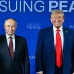 Presidente dos EUA, Donald Trump, junto de seu homólogo russo, Vladimir Putin | Foto: Divulgação/Casa Branca