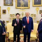 Donald Trump, dos EUA, e Lee Jae-myung, da Coreia do Sul, em encontro nesta segunda-feira, 25, na Casa Branca | Foto: Reprodução/Twitter/@White House