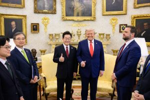 Donald Trump, dos EUA, e Lee Jae-myung, da Coreia do Sul, em encontro nesta segunda-feira, 25, na Casa Branca | Foto: Reprodução/Twitter/@White House