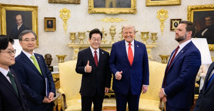Donald Trump, dos EUA, e Lee Jae-myung, da Coreia do Sul, em encontro nesta segunda-feira, 25, na Casa Branca | Foto: Reprodução/Twitter/@White House