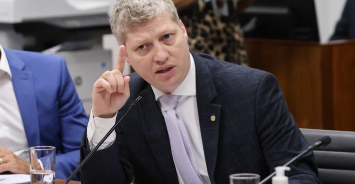 Para o deputado Van Hattem, situação vai além de impeachment: 'É caso de cadeia para os ministros do STF' | Foto: Reprodução/Twitter/X