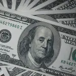 Moedas de dólar, em alusão à nota sobre o Brasil registrar a 2ª maior saída de dólares da história do país