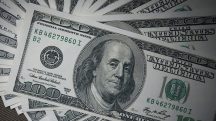 Moedas de dólar, em alusão à nota sobre o Brasil registrar a 2ª maior saída de dólares da história do país