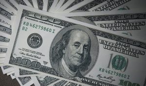 Moedas de dólar, em alusão à nota sobre o Brasil registrar a 2ª maior saída de dólares da história do país