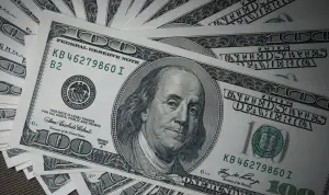 Moedas de dólar, em alusão à nota sobre o Brasil registrar a 2ª maior saída de dólares da história do país