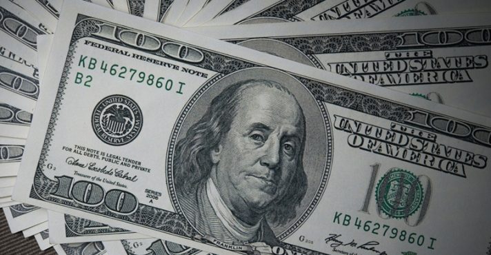 Moedas de dólar, em alusão à nota sobre o Brasil registrar a 2ª maior saída de dólares da história do país