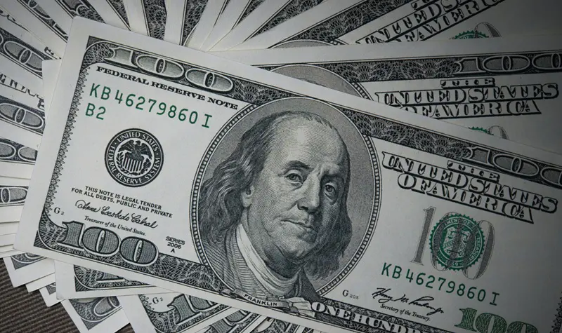 Moedas de dólar, em alusão à nota sobre o Brasil registrar a 2ª maior saída de dólares da história do país